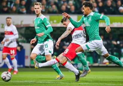 Steven Zuber (c), de Stuttgart, festeja tras marcar el gol de su equipo contra Werder Bremen. (Especial)