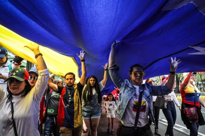 Al menos medio centenar de venezolanos se dieron cita en el obelisco Simón Bolívar desde donde marcharon hasta el Ángel de la Independencia, donde otro grupo de sus compatriotas los esperó. (EL UNIVERSAL)