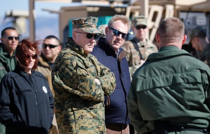 Visita. El secretario interino de Defensa Patrick Shanahan (Cen.) recorrió ayer la frontera con México.