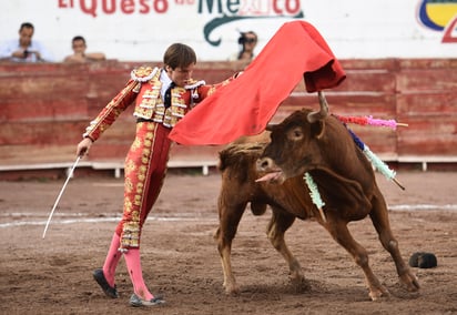 Arturo Gilio le cortó las dos orejas a 'Veidimiador', su primer enemigo de la tarde.