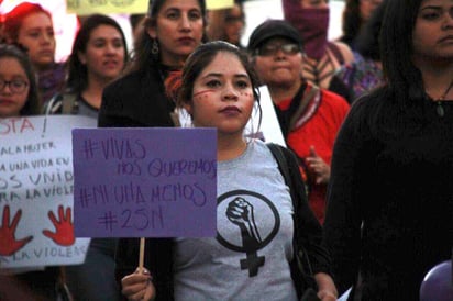 En contra. Protestan en contra del Gobierno federal por suspender entrega de subsidios por la seguridad de las mujeres.