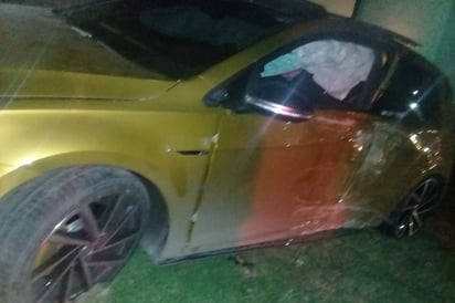 Un vehículo Volkswagen Golf color mostaza modelo 2018, se impactó contra la base de concreto de un poste frente a un hotel ubicado en el bulevar Revolución. (EL SIGLO DE TORREÓN) 