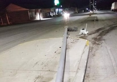 El vehículo derribó una cámara de seguridad propiedad del Municipio. (EL SIGLO DE TORREÓN) 