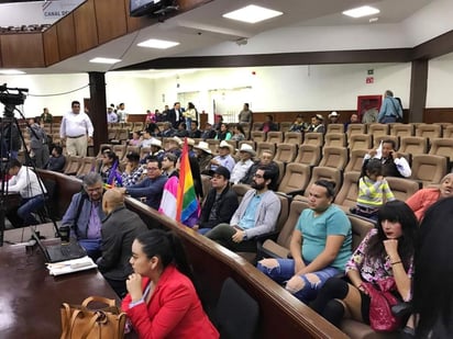 Nuevamente, representantes y miembros de la comunidad LGBTI piden que se atiendan sus derechos.