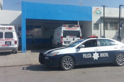 El lesionado fue trasladado al Hospital General para que recibiera atención médica, debido a las lesiones que sufrió en la cabeza.  (EL SIGLO DE TORREÓN) 