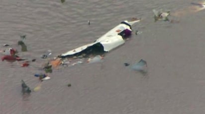 Caída. La imagen muestra los restos de un avión de carga que se estrelló el sábado en Trinity Bay, Texas.