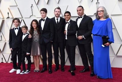 Posan. Latín Lover, 'Fermín' y elenco de Roma en su paso por la alfombra roja.
