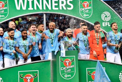 Los jugadores del Manchester City celebran con el trofeo, luego de vencer al Chelsea en serie de penales. (Especial)