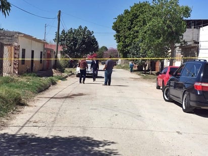 El hombre logró correr pero fue seguido por los agresores, quienes le dieron alcance sobre la calle Azucena, entre las avenidas Gladiolas y Margaritas de dicho sector habitacional. (EL SIGLO DE TORREÓN)