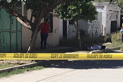 El hombre sin vida quedó tendido boca abajo en medio de la calle Azucena del ejido El Águila de la ciudad de Torreón, se le apreciaban impactos de bala en la espalda y la cabeza.