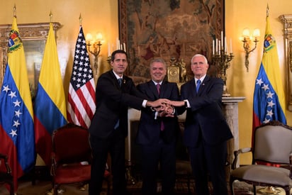 Solución. El presidente de Colombia, Iván Duque; el mandatario interino de Venezuela, Juan Guaidó, y el vicepresidente de Estados Unidos, Mike Pence, van por transición pacífica ante crisis política de Venezuela, en el encuentro del Grupo de Lima. (EFE)