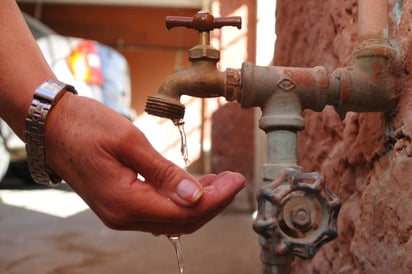 Se quedaron sin agua este fin de semana debido a la descompostura de una bomba local que alimenta ambas comunidades. (ARCHIVO)