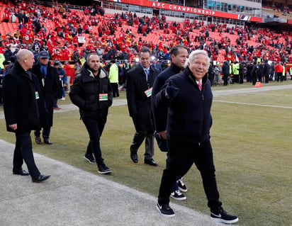 El dueño de los Patriotas de Nueva Inglaterra, Robert Kraft (d), entra al campo antes del juego de campeonato de la Conferencia Americana contra los Jefes de Kansas City.