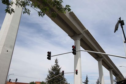 En su conferencia de prensa matutina, indicó que la inversión para la construcción del tren hacia la capital mexiquense se estimó en un inicio en 20 mil millones de pesos, pero que 'fue creciendo la cantidad y ahora para concluirlo se necesitan alrededor de 15 mil millones adicionales'. (ARCHIVO)