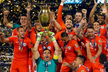 Claudio Bravo, de Chile, levanta la copa de campeón durante el juego Final de la Copa América Centenario 2016, en el MetLife Stadium.