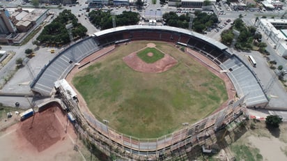 Poco a poco, va mostrando mejoría en su aspecto, el terreno de juego en el estadio de la Revolución, que deberá estar listo en abril.