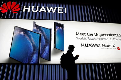 Unos visitantes pasan ante el expositor de Huawei, durante la segunda jornada de la XIX edición del Mobile World Congress (MWC), el salón de referencia de la tecnología móvil en Barcelona.