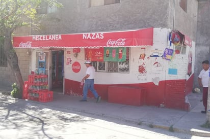 La encargada dijo que el sujeto tenía aproximadamente 20 años y vestía pantalón de mezclilla y playera color azul.