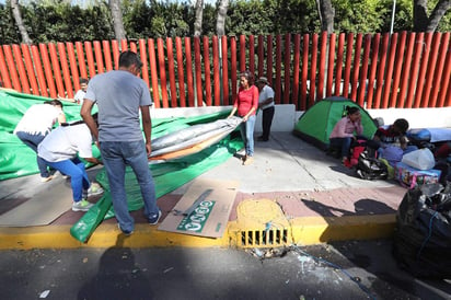 Fue desde las 15 horas que los manifestantes, quienes solicitan la abrogación total de la reforma educativa aprobada en 2013 por el Congreso, comenzaron a levantar sus tiendas de campaña y lonas. (EL UNIVERSAL)