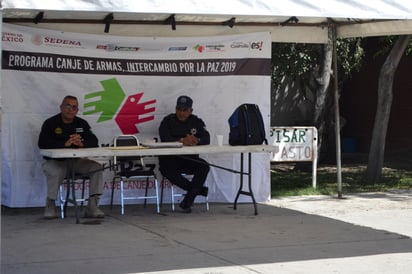 Instalan módulo de canje de armas de fuego a las afueras de la Presidencia Municipal de Francisco I. Madero. (EL SIGLO DE TORREÓN/CLAUDIA LANDEROS)