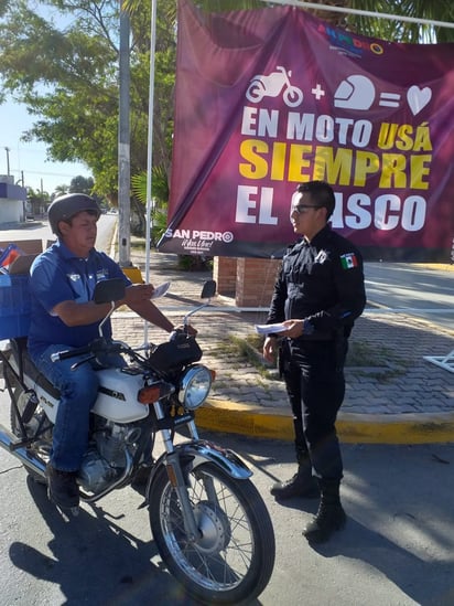 Elementos de Tránsito acuden a cruceros para brindar información a motociclistas y hacer conciencia vial. (EL SIGLO DE TORREÓN/CLAUDIA LANDEROS)