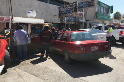 El conductor de un automóvil Nissan Tsuru que se encontraba estacionado en batería, intentó salir de reversa pero la unidad no respondió, lo que provocó el accidente. (EL SIGLO DE TORREÓN) 