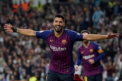 El uruguayo Luis Suárez marcó dos de los tres tantos en la goleada del Barcelona 3-0 sobre Real Madrid, en el partido de vuelta de la semifinal de la Copa del Rey.