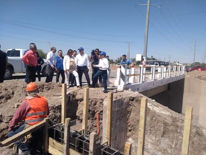 El gobernador hizo un recorrido por la obra que lleva 25 por ciento de avance. (EL SIGLO DE TORREÓN)