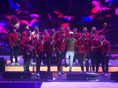 El concierto gratuito de la Banda El Recodo se vio trastocado por cientos de fanáticos. (ESPECIAL)