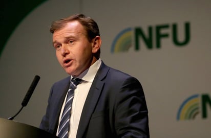 El ministro británico de Agricultura, George Eustice, presentó ayer su renuncia en desacuerdo con que el Brexit se retrase.