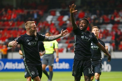 Gerson Fernandes (d), del Sporting Kansas City, en festejo después de anotar el primer gol de su equipo durante el juego de vuelta de los octavos.