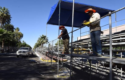 Empleados trabajan en los últimos detalles en la zona de Meta para el Maratón Internacional Lala del domingo. (EL SIGLO DE TORREÓN)