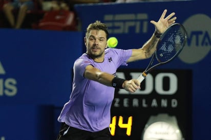 El tenista suizo Stan Wawrinka devuelve una bola a Nick Kyrgios de Australia, durante un partido de cuartos de final.