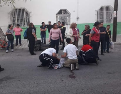 El percance se registró la tarde del jueves alrededor de las 17:30 horas en la confluencia de avenida Aldama y calle Escobedo de la zona Centro. (EL SIGLO DE TORREÓN) 