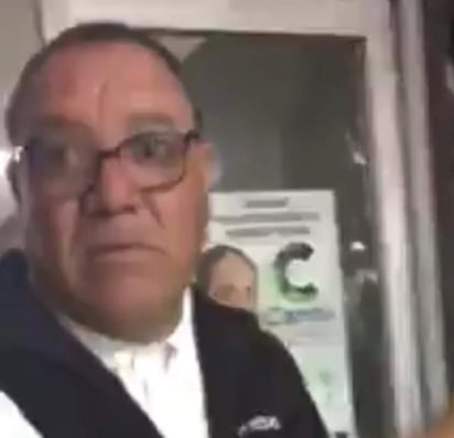 El Siglo de Torreón realizó un recorrido por la propia Clínica No. 16 por la mañana de este viernes, verificó con los trabajadores que el guardia que aparece en el video labora en el hospital de forma regular. (ESPECIAL)