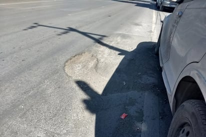 Conductores y peatones argumentan que esto significa un gran peligro, ya que es una zona altamente transitada y temen que pueda provocar algún accidente. (EL SIGLO DE TORREÓN)