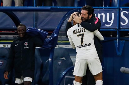 El juvenil francés Kylian Mbappé se abraza con el mítico arquero italiano Gianluigi Buffon tras marcar un gol ante Caen. (Especial)