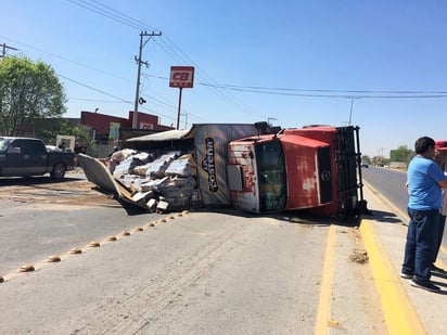 Agentes de la Dirección de Tránsito y Vialidad municipal abanderaron el área y habilitaron un carril para el paso de los vehículos. (EL SIGLO DE TORREÓN)