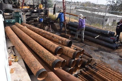 Debido a estos trabajos, un sector de la ciudad resentirá la baja presión en el abastecimiento del vital líquido, informó el titular del organismo operador, Adelmo Ruvalcaba Nieto. (EL SIGLO DE TORREÓN)