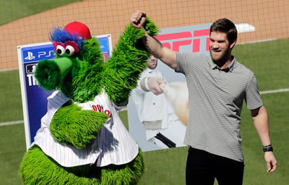 Bryce Harper posa con el 'Phillie Phanatic' durante su presentación con los Filis de Filadelfia.