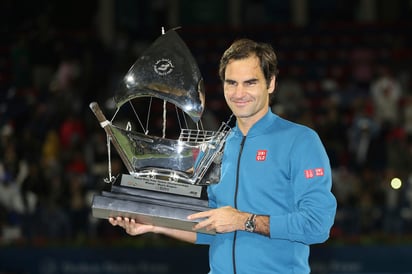 Roger Federer derrotó 6-4, 6-4 a Stefanos Tsitsipas en la gran final del torneo de Dubái para llegar a cien títulos en su carrera.