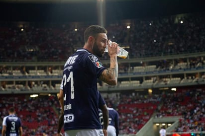 Layún, lejos de amedrentarse, tomó el hecho con humor y agarró los vasos con cerveza y disfrutó de la victoria del Monterrey. (Especial)