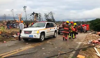 Rescatistas trabajan entre escombros en el condado Lee de Alabama tras el paso de lo que aparentemente fue un tornado.