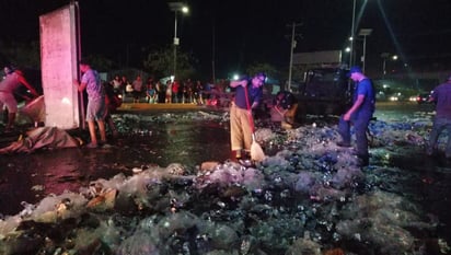 Tráiler de doble remolque que transportaba cerveza vuelca en el Periférico de Lerdo, los actos de rapiña en el lugar se extendieron por más de 40 minutos. (EL SIGLO DE TORREÓN) 