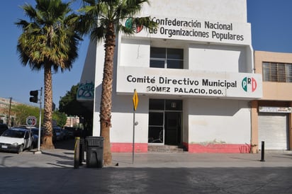 Abrió el PRI de Gómez Palacio su programa para el refrendo y registro de militantes del partido. Esperan nuevos cuadros. (EL SIGLO DE TORREÓN)