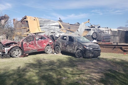 Los vagones del ferrocarril transportaban vehículos nuevos y aparatos electrodomésticos entre otros artículos, por lo que las pérdidas fueron millonarias. (EL SIGLO DE TORREÓN) 