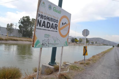 Buscan crear conciencia entre jóvenes y niños sobre los riesgos de entrar a nadar a los canales de riego, así como el caminar cerca de las márgenes de los mismos. (ARCHIVO) 