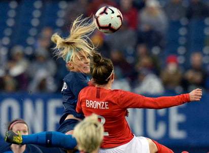 Julie Ertz, de Estados Unidos, remata de cabeza frente a Lucy Bronze, de Inglaterra, en un partido del torneo She Believes.