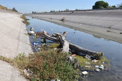 En las zonas urbanas es donde la red de canales de riego tiene un mayor problema por los tiraderos de basura y depósitos de aguas negras de sistemas operadores. (FERNANDO COMPEÁN)