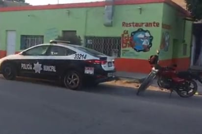 El motociclista fue auxiliado por paramédicos de Cruz Roja.